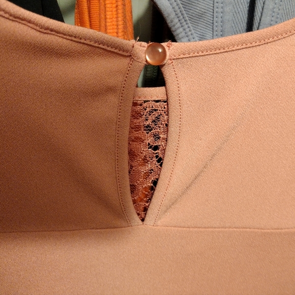 Soft pink colored top with a lacey edge, nvr worn - Picture 3 of 5